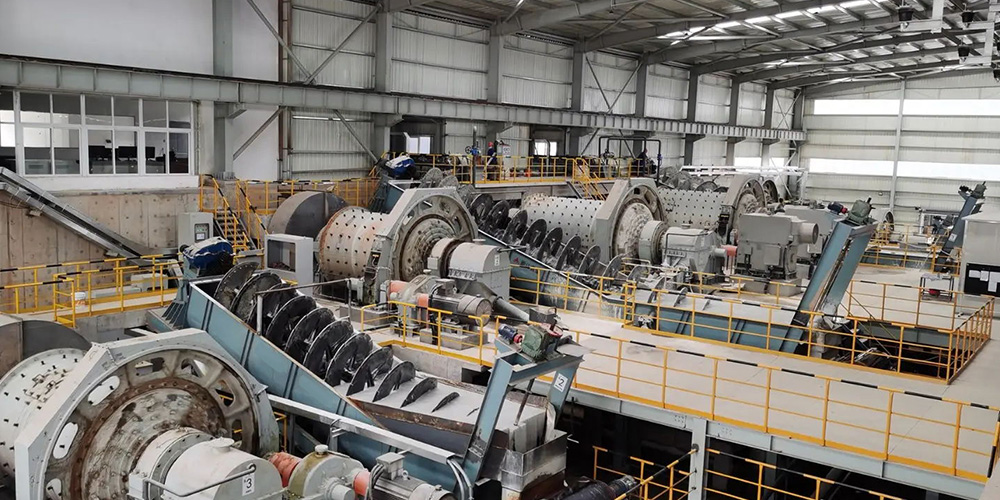 柳州某選礦廠(chǎng)重晶石脫水篩選加色選機(jī)提高礦石純色度，提高礦石質(zhì)量