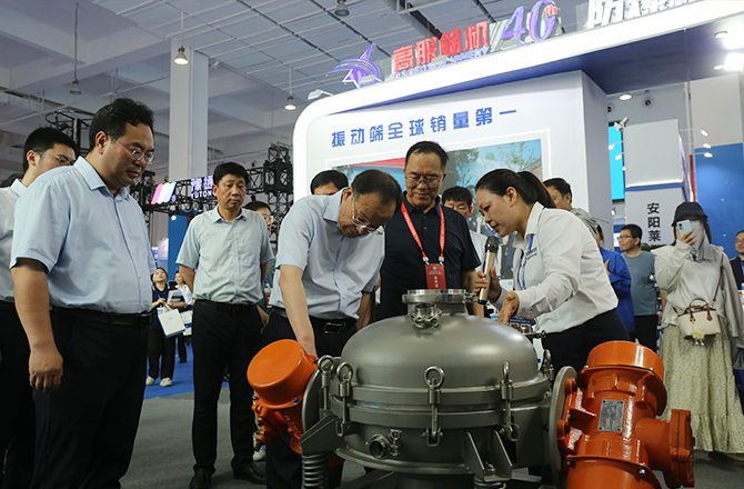 中原農谷第二屆振動機械產(chǎn)業(yè)博覽會盛大開幕，新鄉(xiāng)市長魏建平親臨高服展區(qū)指導工作