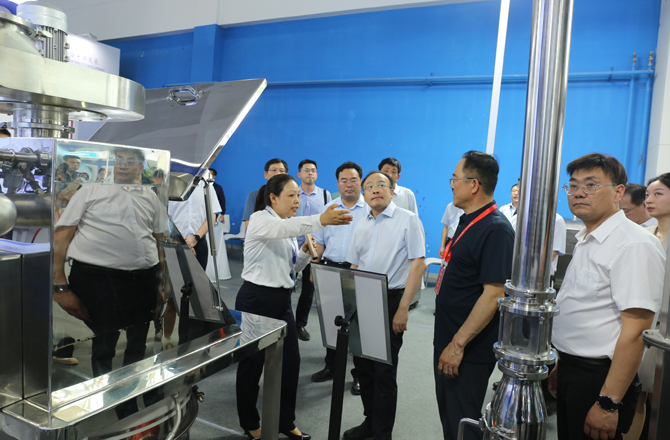 中原農谷第二屆振動機械產(chǎn)業(yè)博覽會盛大開幕，新鄉(xiāng)市長魏建平親臨高服展區(qū)指導工作